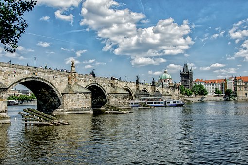 charles-bridge-2710691__340